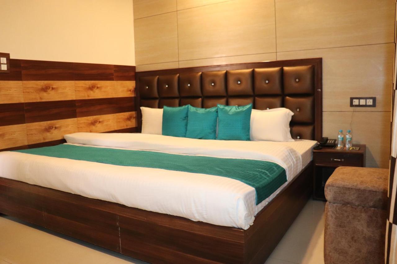 Hotel Famous Haridwār Buitenkant foto